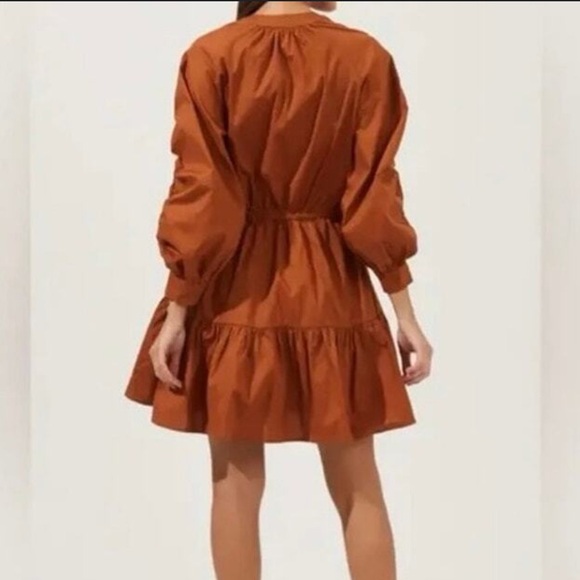 NWT ASTR The Label Ruched Flounce Shirtdress Long Sleeve Buttoned Cognac S Small - Picture 3 of 10